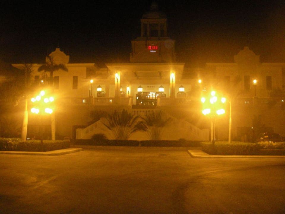 Aussenansicht im Dunkeln Hotel Riu Palace Punta Cana