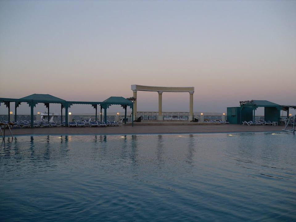 Pool am frühen Abend SUNRISE Holidays Resort (Adults Only)