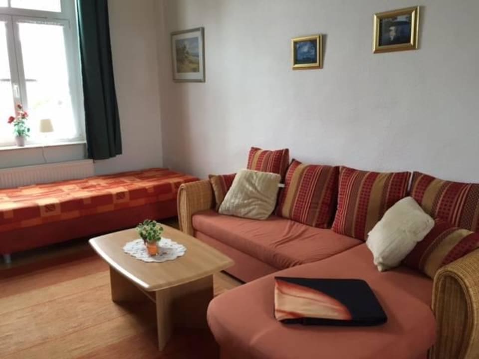 Couch und zusätzliche Liege Ferienwohnung Mülder & Leopold