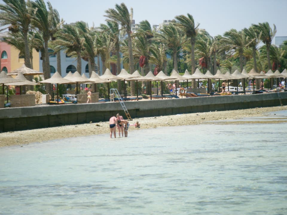 Leichte Ebbe am Strand Arabia Azur Resort