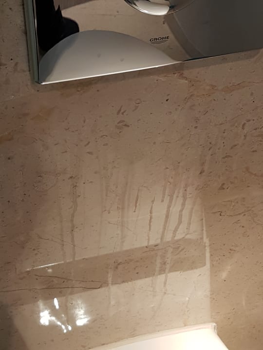 Streifen beim WC oben der Spülknopf Park Inn by Radisson Berlin Alexanderplatz