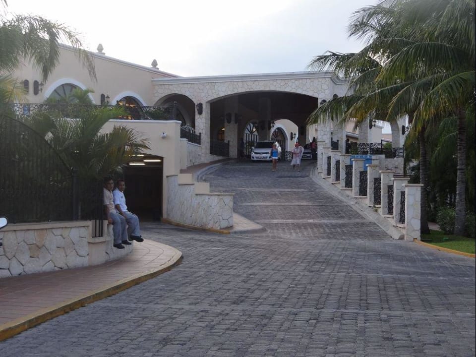 Auffahrt zur Lobby Sandos Playacar Beach Resort