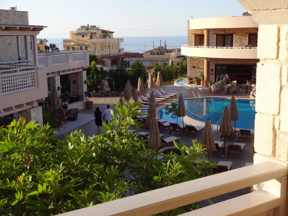 Blick vom Zimmer auf den Pool und das Meer Cactus Royal