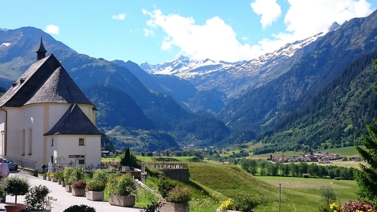 Vom Hotel zum Talschluss, mit Dorfkirche Sonklarhof