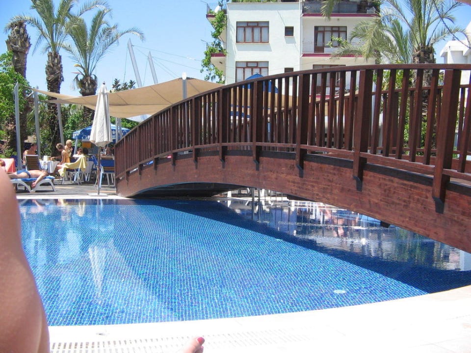 Die Brücke zur Bar Hotel Grand Zaman Garden