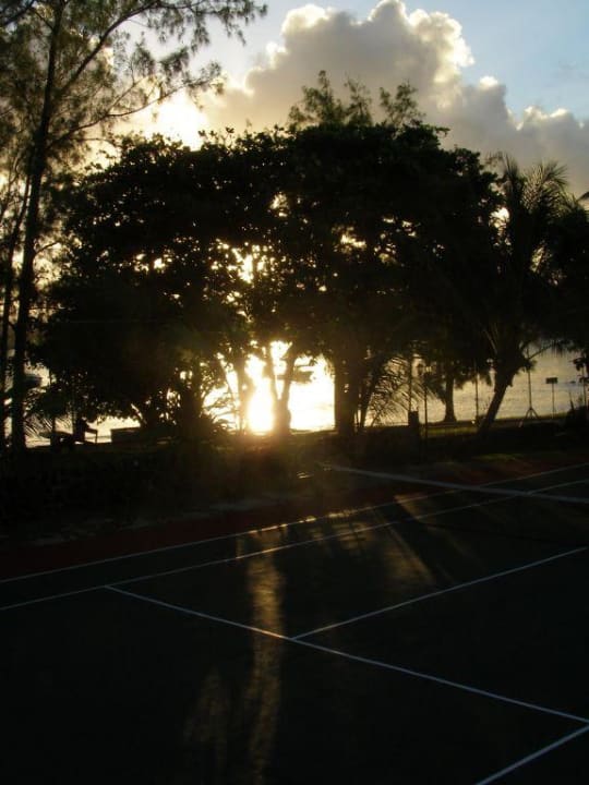 Abends an der Tennisanlage Le Peninsula Bay Beach Resort & Spa
