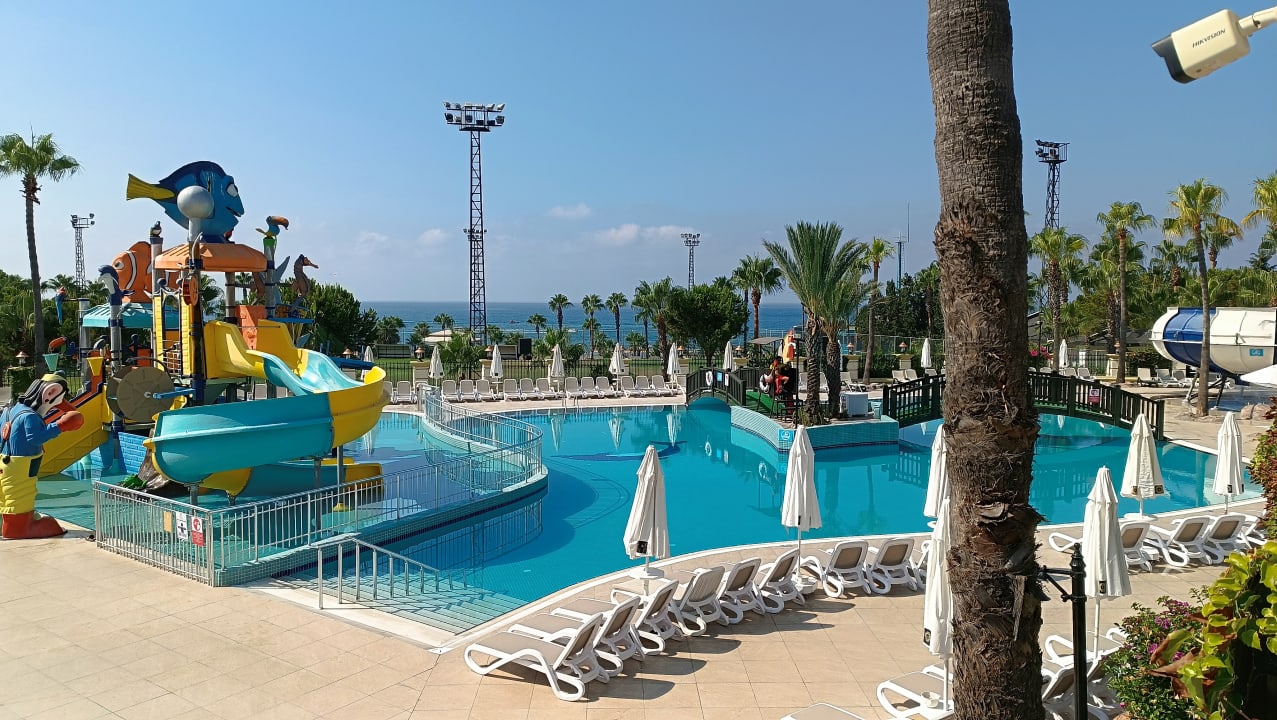 Pool Kamelya Aishen Club