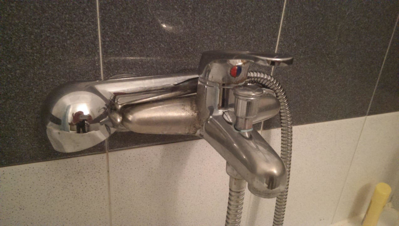 So sieht die Wanenarmaturen aus, nichts einladend Hotel Geranion Village