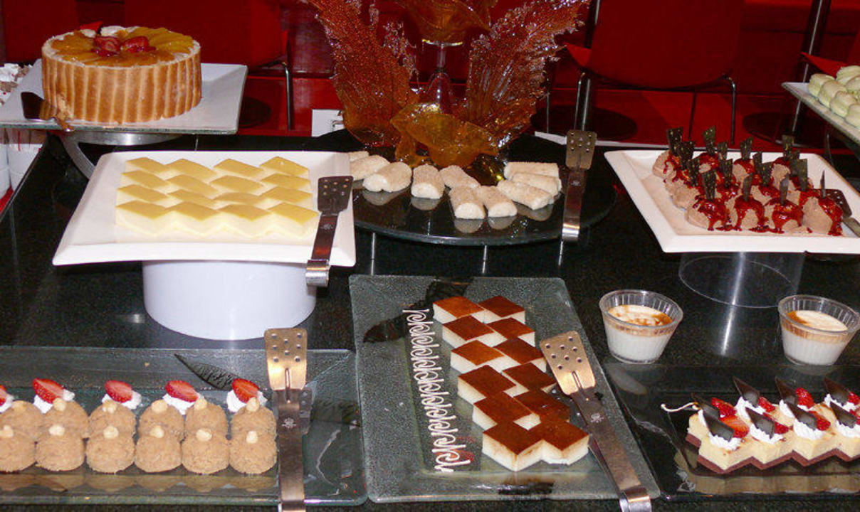 Ein kleiner Teil des Dessertbüffets Hotel SU & Aqualand