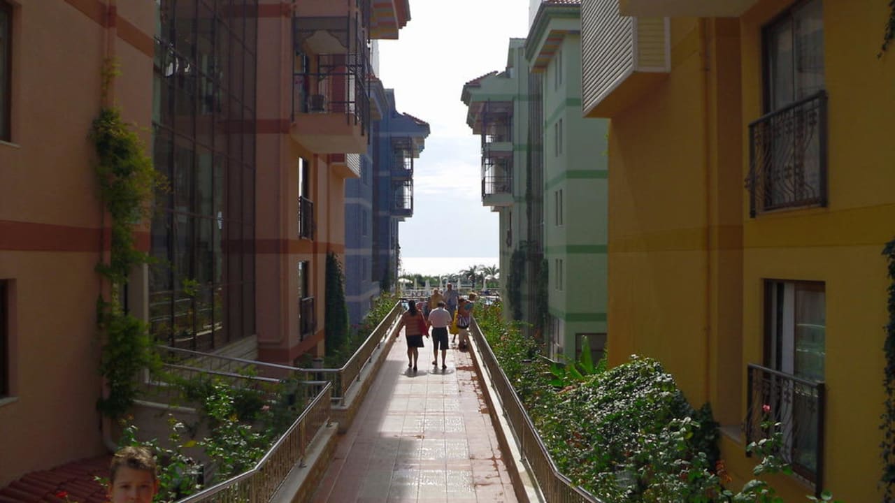 Weg zum Pool Hotel Turan Prince