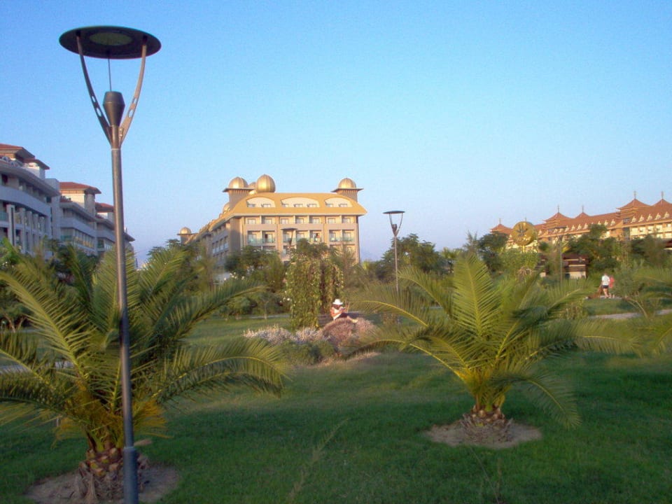 Blick von der Uferpromenade auf das Hotel Aydinbey Kings Palace & Spa