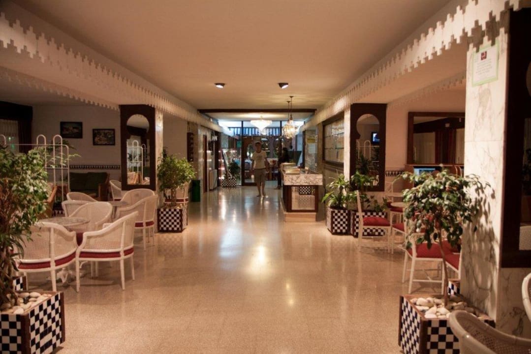 Lobby (sierpień 2011) Hotel Alhambra