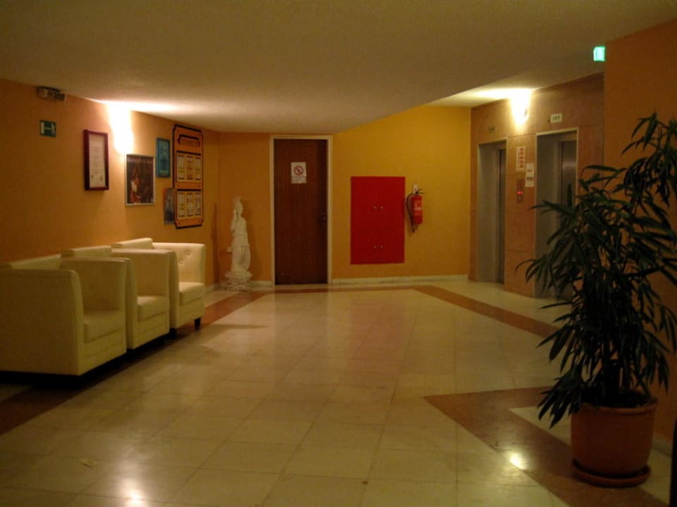"Warteraum" vorm Fahrstuhl unserer Etage Sunshine Corfu Hotel & Spa