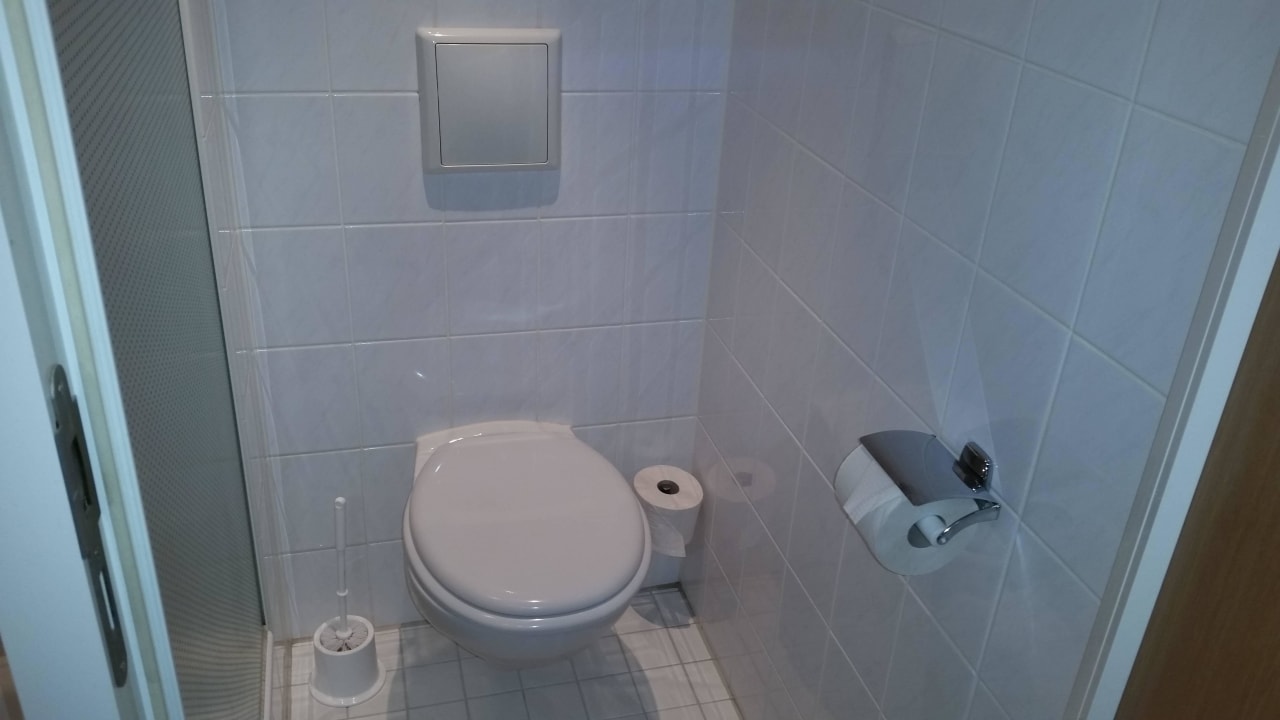 Toilette  in Zimmer 314 Holiday Inn Express Frankfurt - Airport