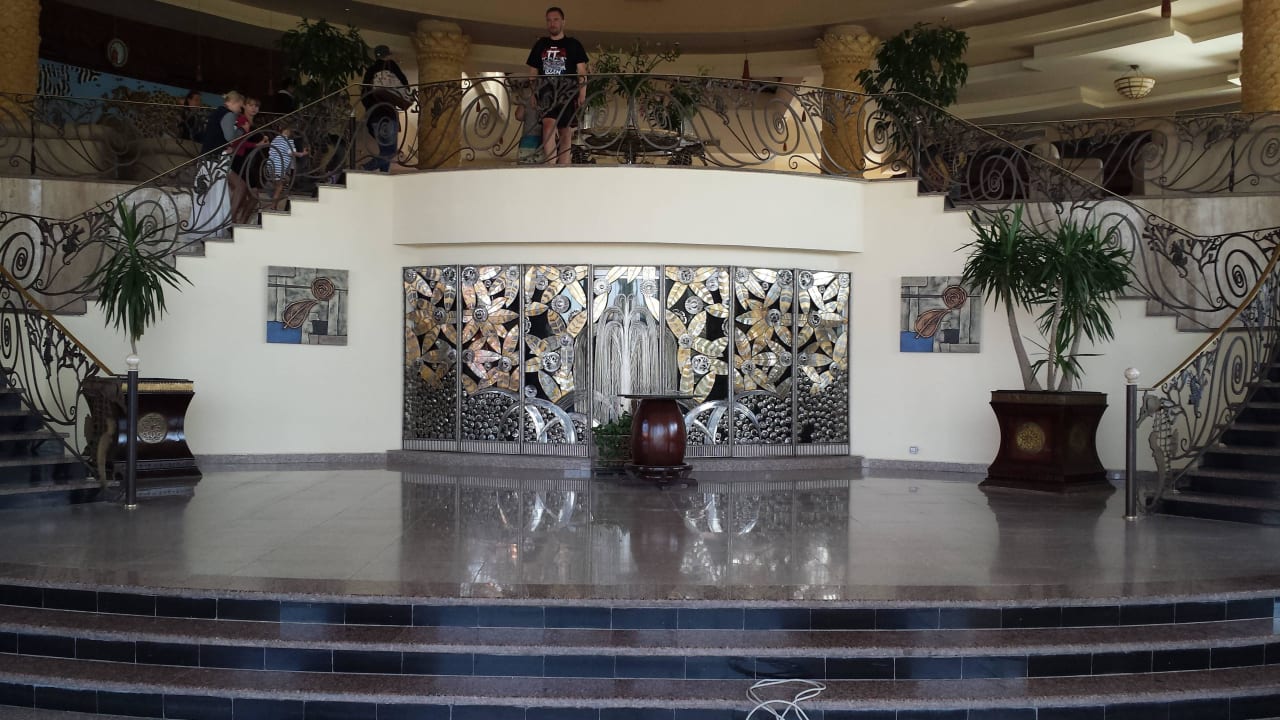 Eingang zu Lobby von der Anlage aus Pickalbatros Jungle Aqua Park Resort - Neverland Hurghada