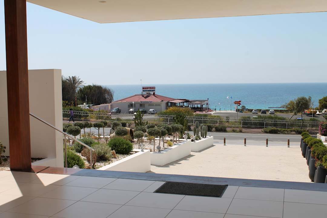 Blick vom Hoteleingang zum Strand Napa Mermaid Hotel & Suites