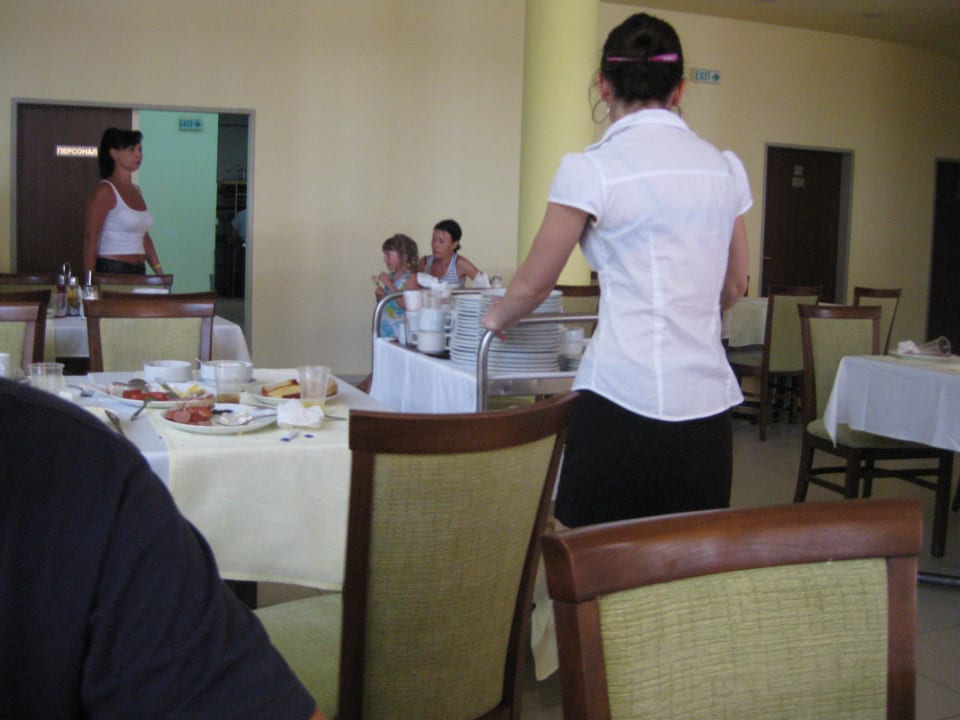 Der Abräumdienst kommt Park Hotel Golden Beach