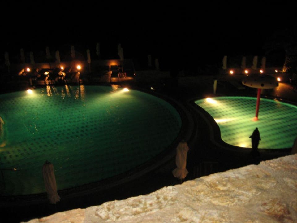 Pool bei Nacht Hotel Kalithea Horizon Royal