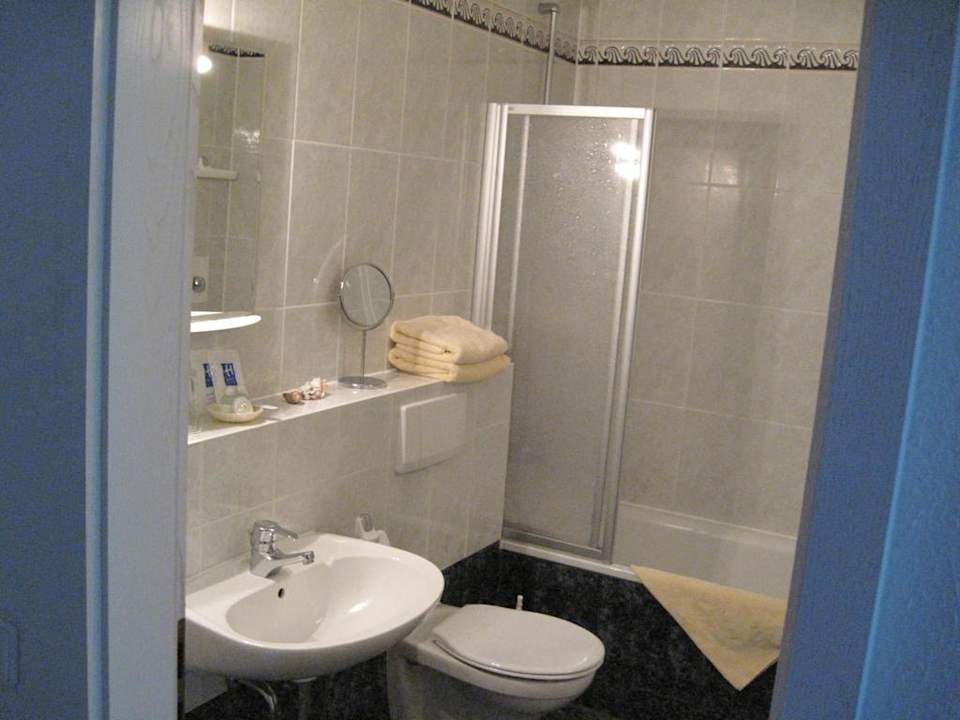 Bad mit Dusche Hotel Ostseeresidenz Gendarm