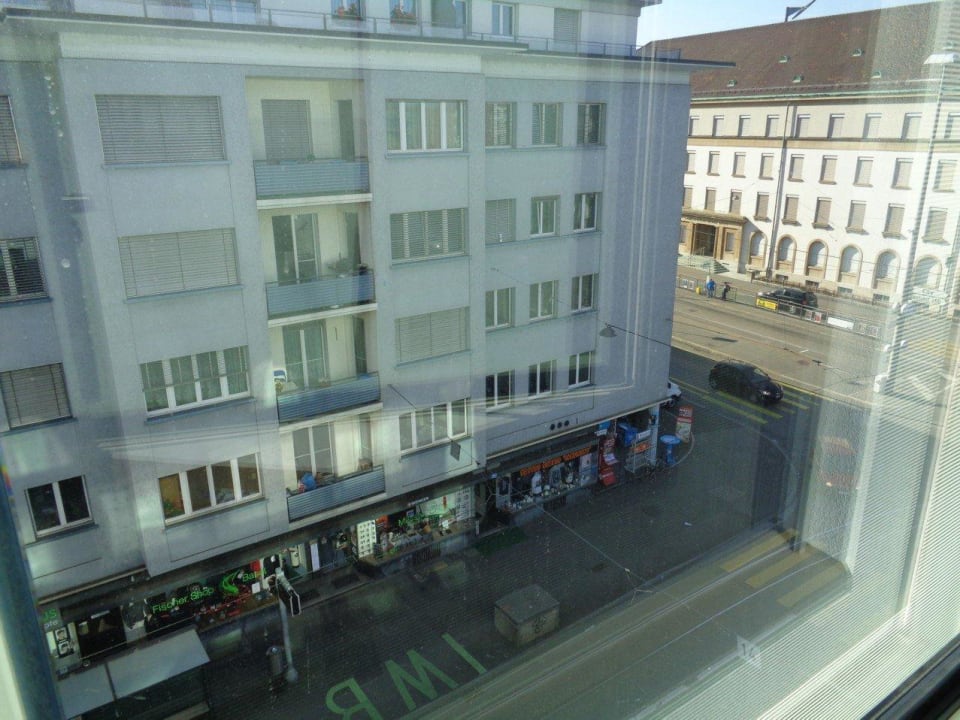 Ausblick aus unserem Zimmer. Hotel Ibis Basel Bahnhof