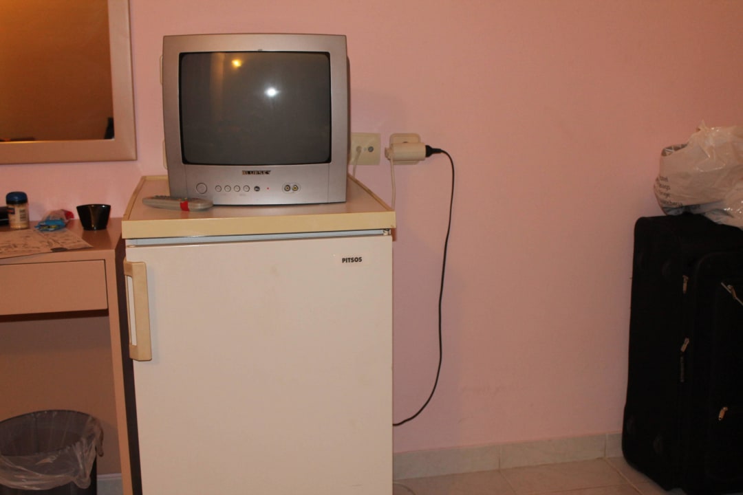 Uralt Fernseher und Kühlschrank Hotel Golden Odyssey