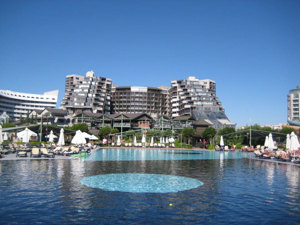 Blick auf das Hotel vom Poolrand aus Limak Lara Deluxe Hotel & Resort