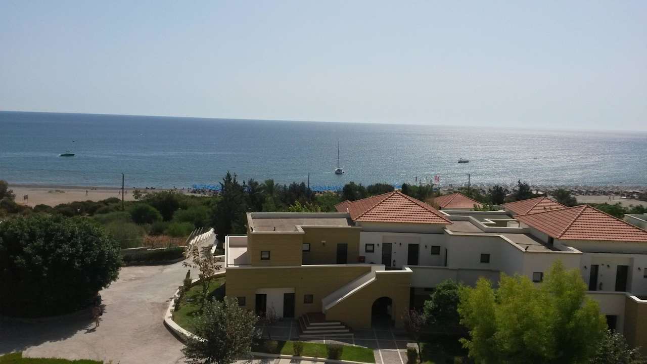 Blick übers Nachbarhotel zum Strand Mitsis Rodos Village