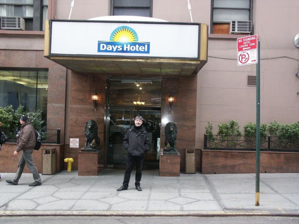 Eingang des Hotels Days Inn by Wyndham Hotel New York City-Broadway