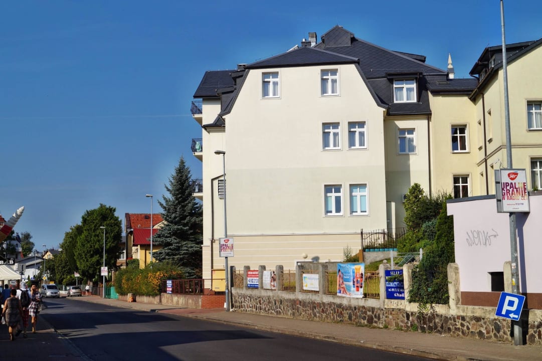 Od strony ulicy Kurhotel Haus Grunwald
