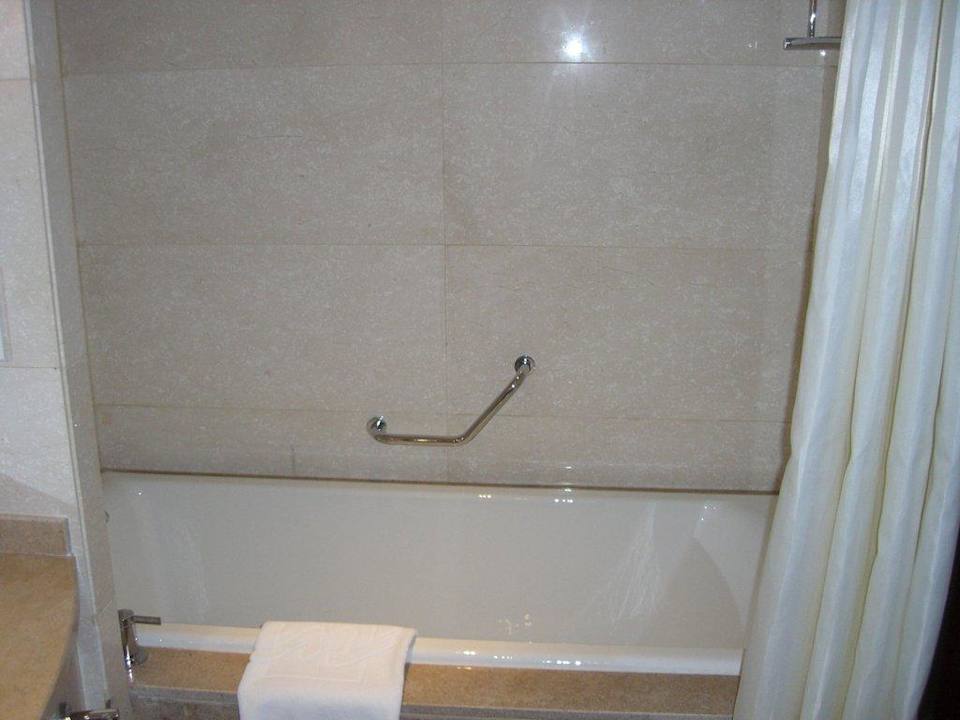 großes Bad mit Wanne und Dusche Hotel Grand Metropark