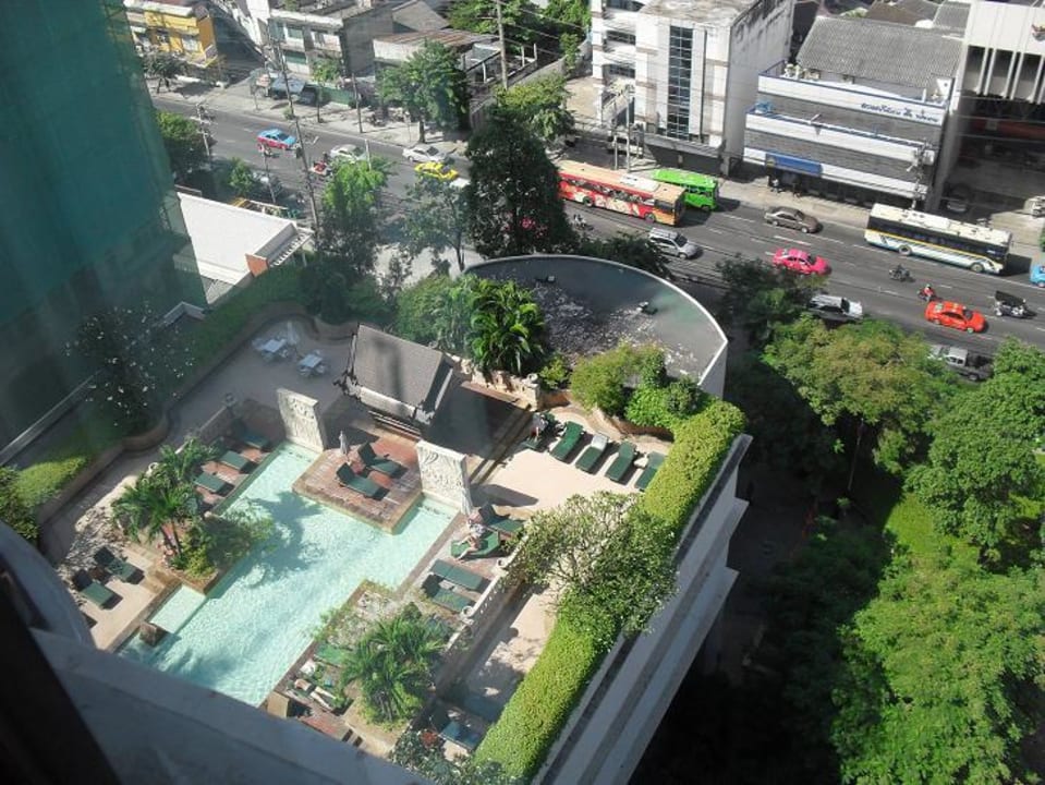 Der Pool aufgenommen aus dem 15. Stock Hotel Century Park