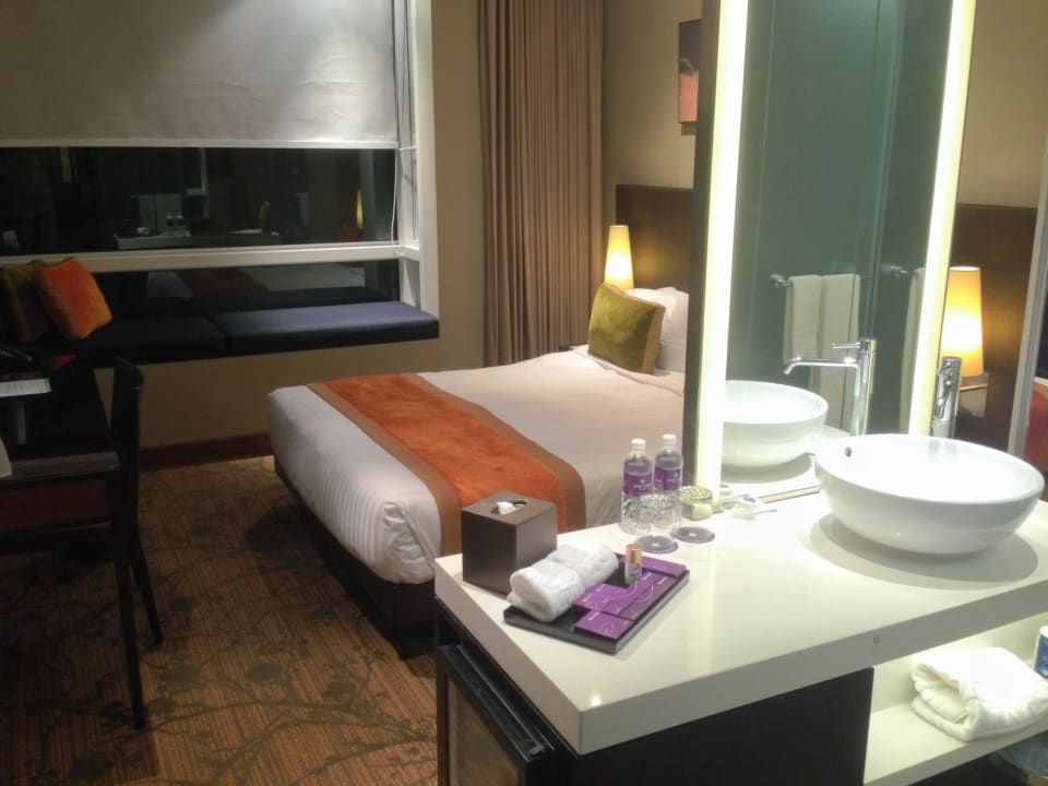 Badezimmer ins Zimmer integriert Park Regis Singapore