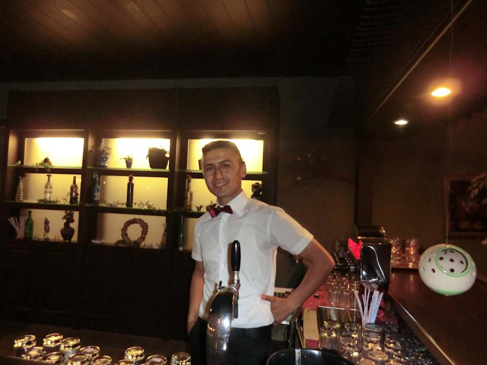 Die nette Bedienung an der Bar Hotel Royal Garden Beach