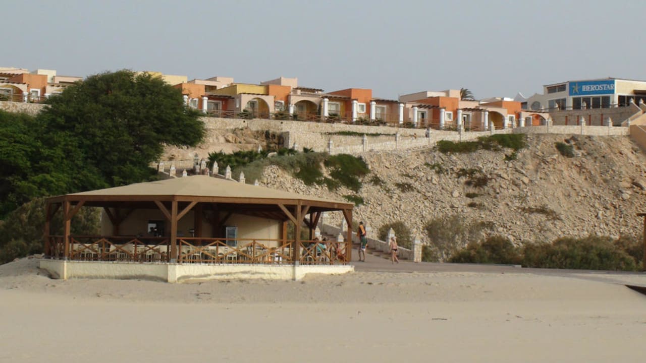 Blick zum Hotel VOI Praia De Chaves Resort