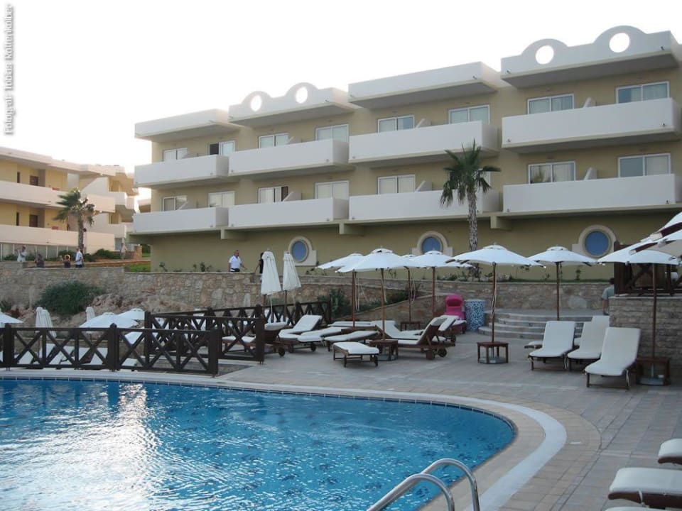 Blick vom Pool auf Wohnanlage Hotel Kalithea Horizon Royal