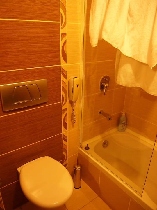 Klo und Badewanne im Altbau Club Side Coast