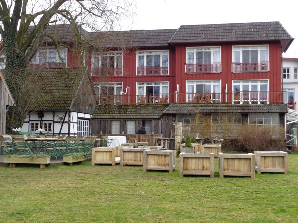 Blick vom Garten auf das Hotel Bleiche Resort & SPA