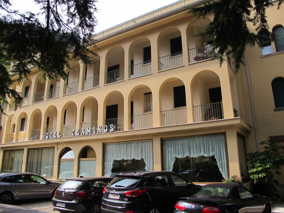 Parkplatz/Hotelseitenansicht Hotel Terminus & Garda