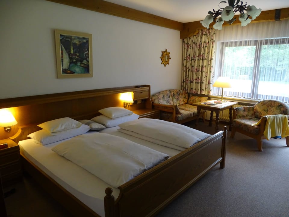 Großes Zimmer mit Sitzecke Hotel Reuther Garni