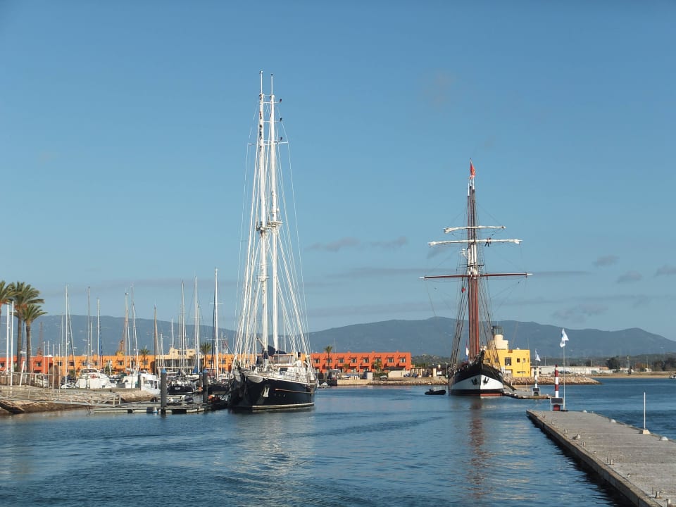 2 Segelschiffe Ankern vor dem Speisesaal NH Marina Portimão Resort