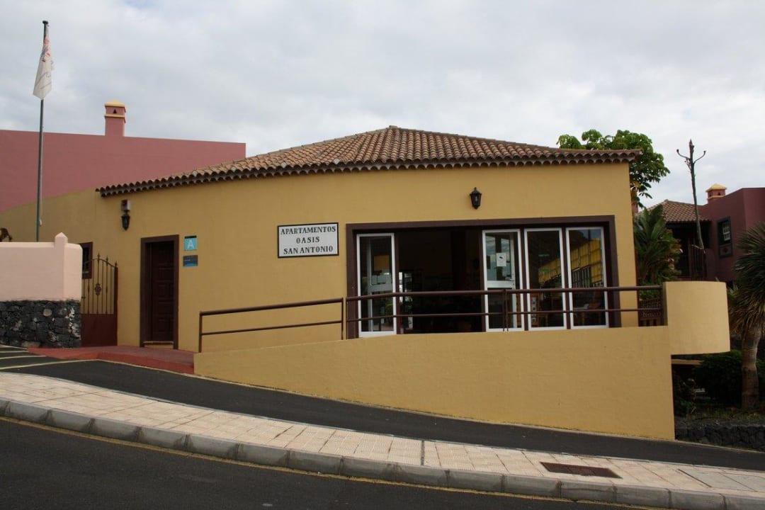 Eingang und Rezeption Apartamentos Oasis San Antonio