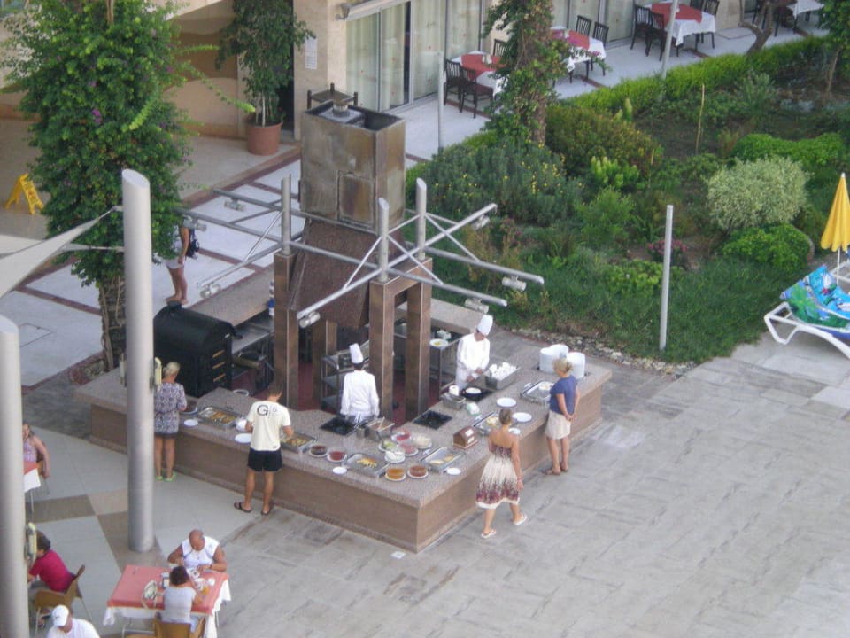 Frühstück am Pool Alaiye Resort & Spa