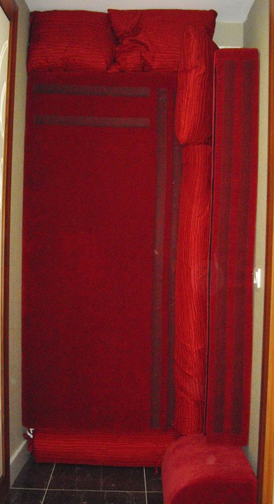 Nieszczelne drzwi wytłumione elementami sofy Vikingen Infinity Resort & Spa