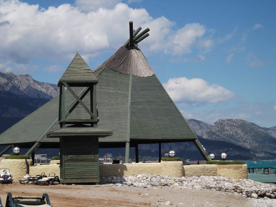 Blick auf die Strandbar-Terrasse Balmy Foresta