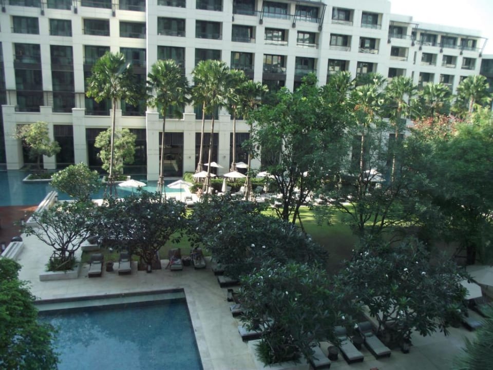 Blick aus dem Zimmer zum Pool Siam Kempinski Hotel Bangkok