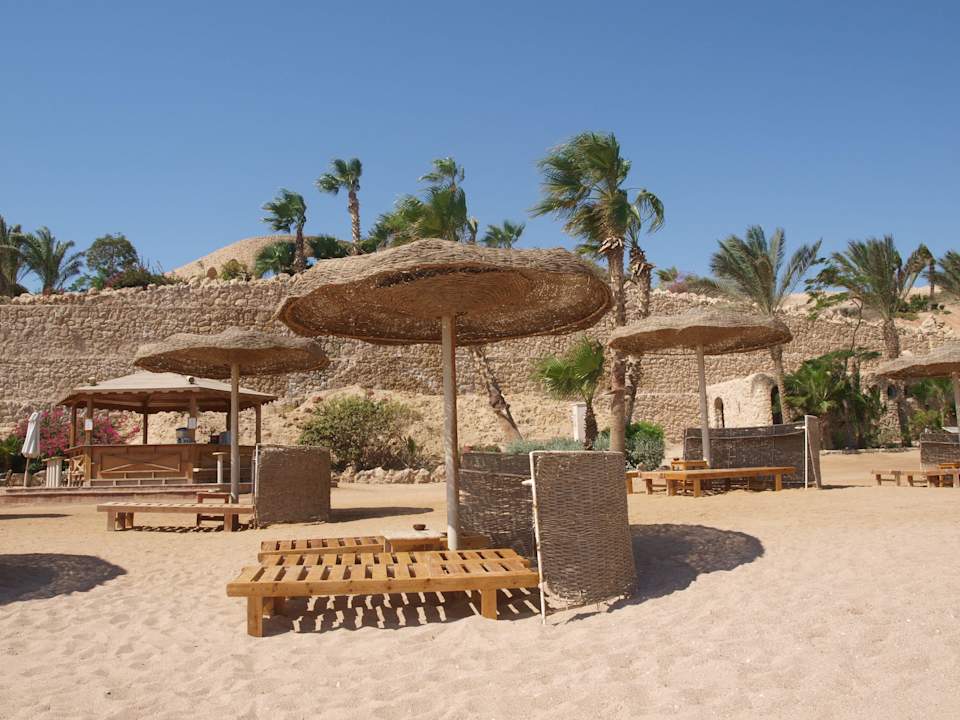 Liegen und Schirme am Strand Pickalbatros Citadel Resort