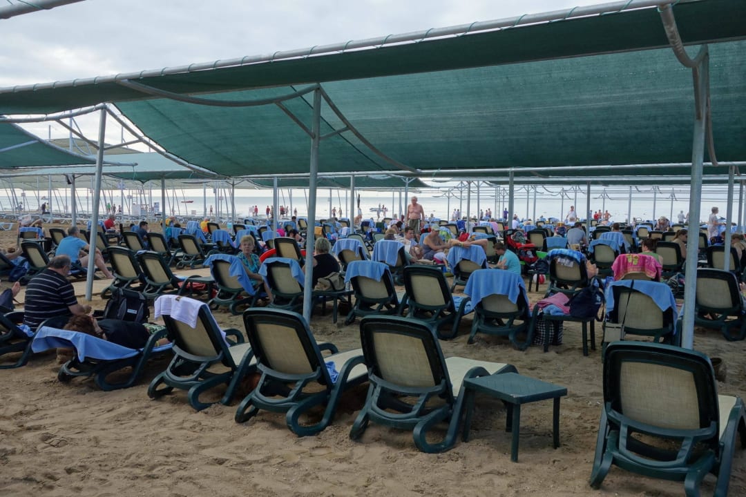 Enger geht's nicht - Blick vom Strandrestaurant Well Palace Side