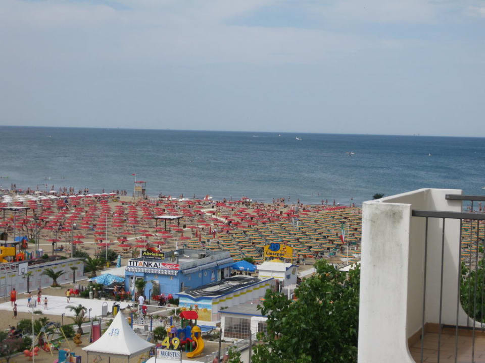 Sicht auf den Strand vom Balkon Litoraneo Suite Hotel