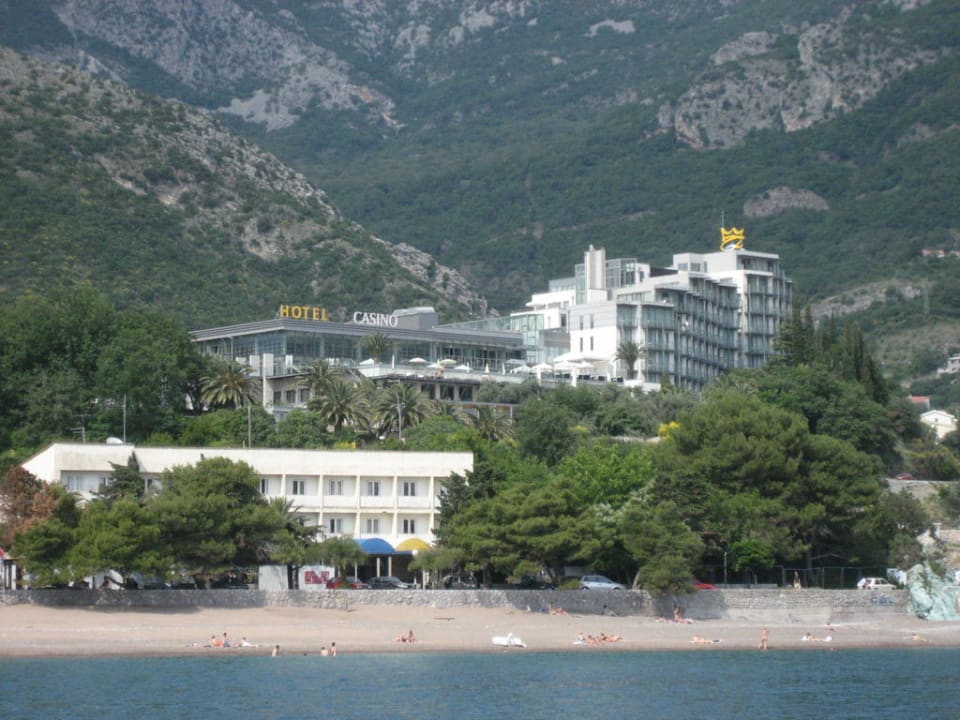 Blick vom Meer auf das Hotel Eurostars Queen of Montenegro