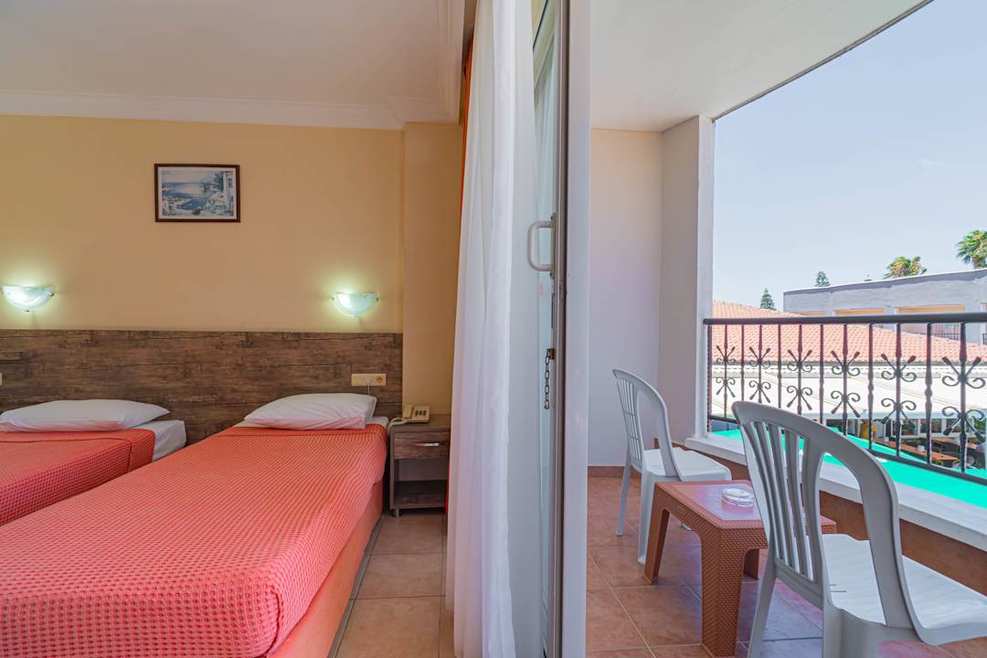 Zimmer Sayanora Hotel